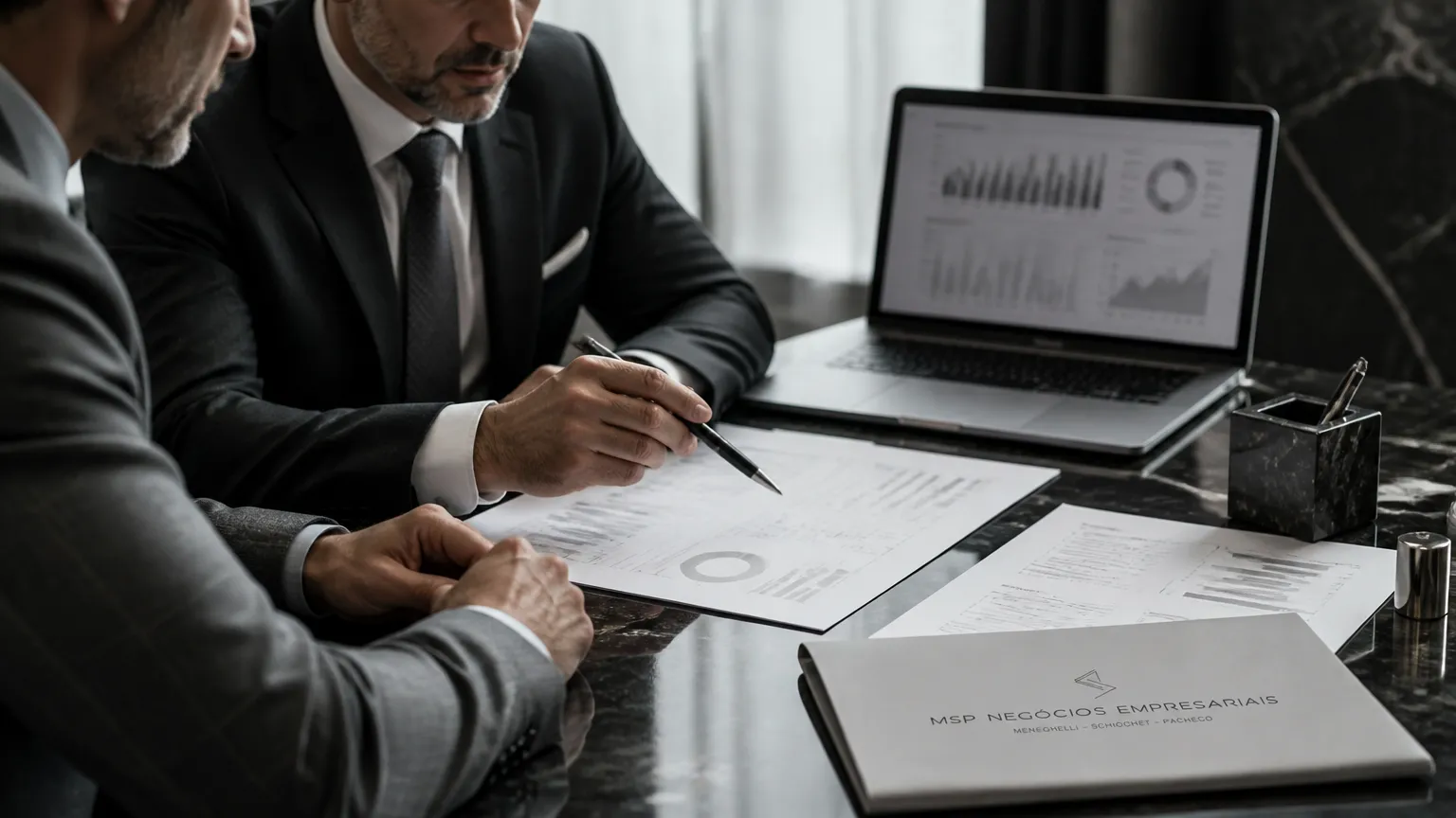 Consultoria analisando processos de recuperação tributária para reestruturação fiscal de empresas.